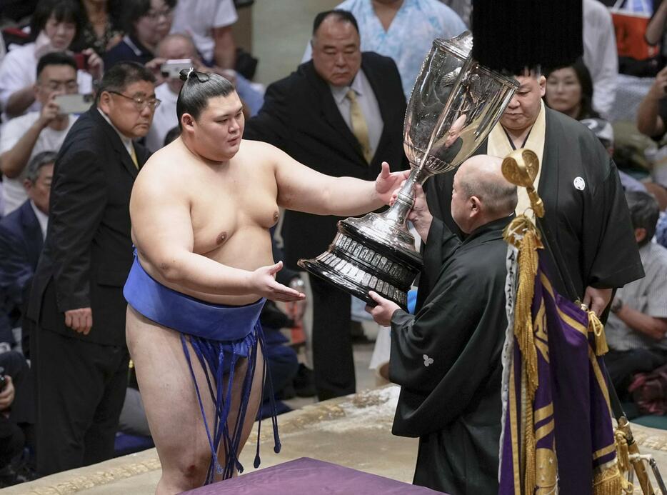 大相撲秋場所で2場所ぶり2度目の優勝を果たし、日本相撲協会の八角理事長（右）から賜杯を受け取る大の里＝22日、東京・両国国技館