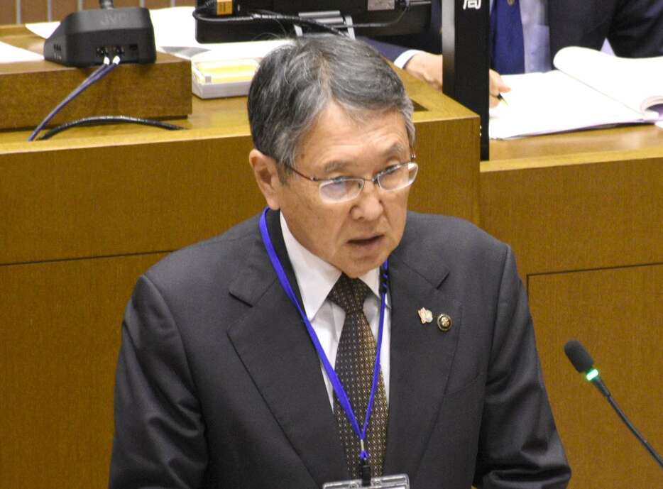 ２月２０日、西之表市議会で施政方針を述べ、３期目を目指して立候補の意向を表明する八板俊輔市長＝同市役所