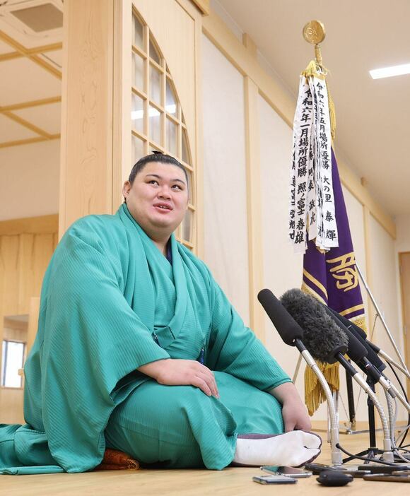 優勝一夜明け会見を行う大の里＝茨城県阿見町の二所ノ関部屋（撮影・萩原悠久人）