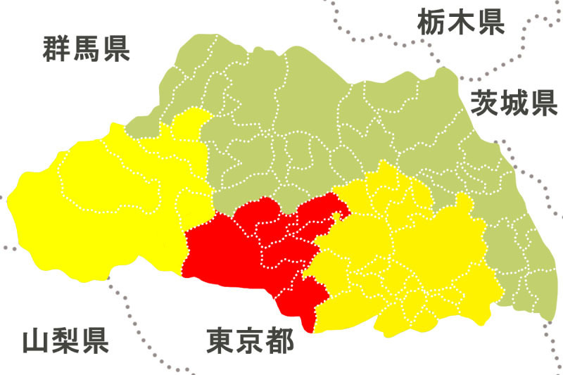 大雨警報（土砂災害）が発令された南西部は赤色、大雨注意報が出された南中部・秩父地方は黄色に着色した地図