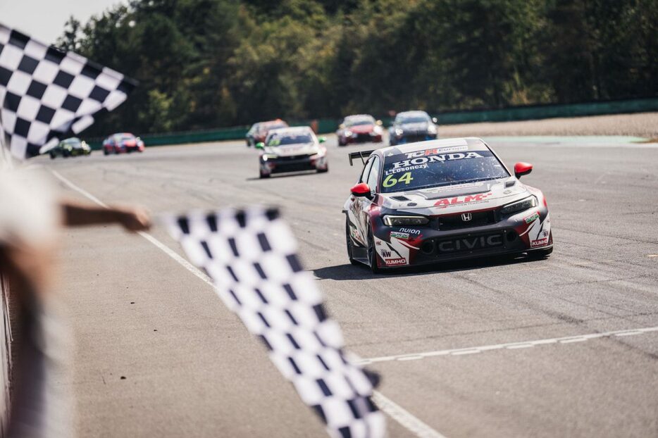 レース2はレベンテ・ロソンツィ（ALMモータースポーツ／FL5型ホンダ・シビック・タイプR TCR）が、昨季の南米大陸王者でもある僚友イグナシオ・モンテネグロとともにワン・ツーフィニッシュを達成