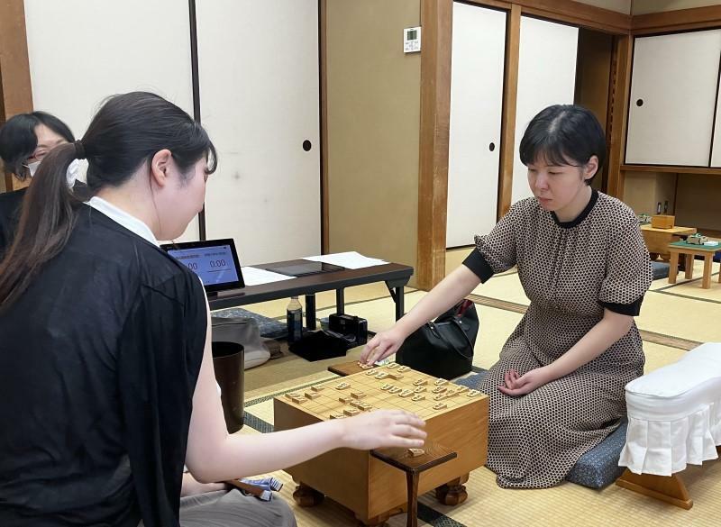 挑戦権をつかみ、感想戦で勝負どころを振り返る伊藤女流四段（右）＝東京・将棋会館