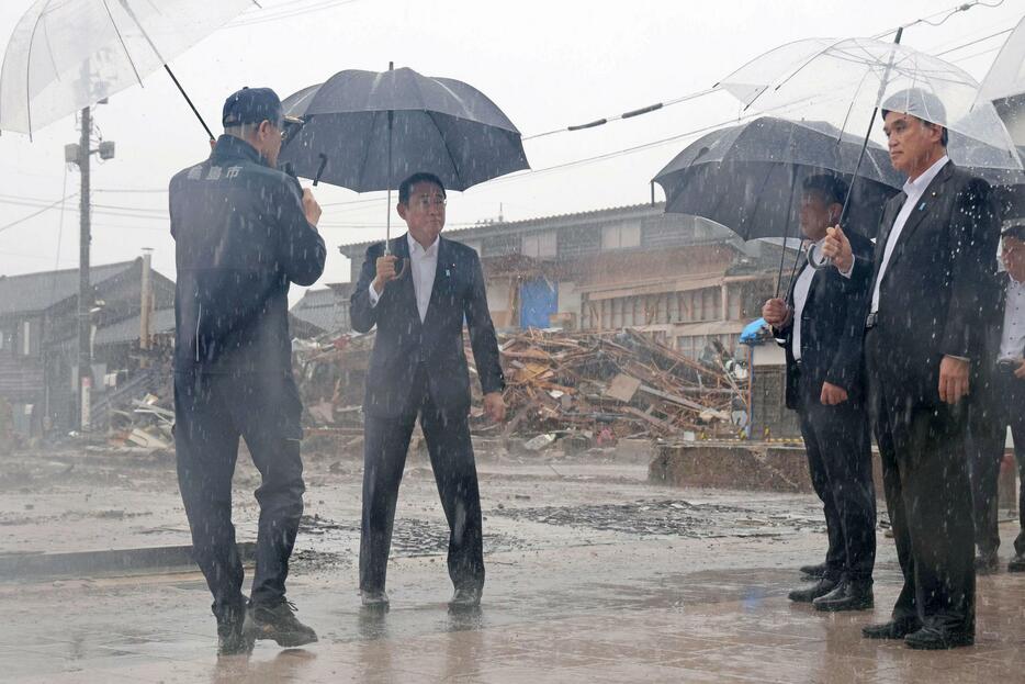 石川県輪島市の「朝市通り」を視察する岸田首相（左から2人目）＝19日午前（代表撮影）