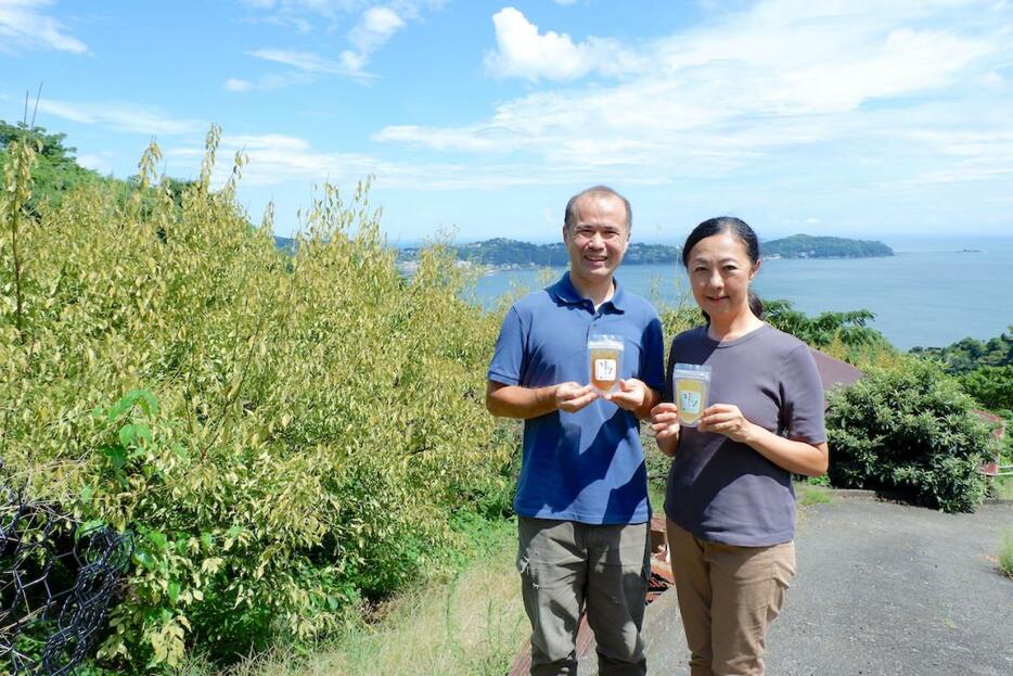 梅ゼリーを紹介する「たからのはたけ」の説田慶樹さん・有佳さん