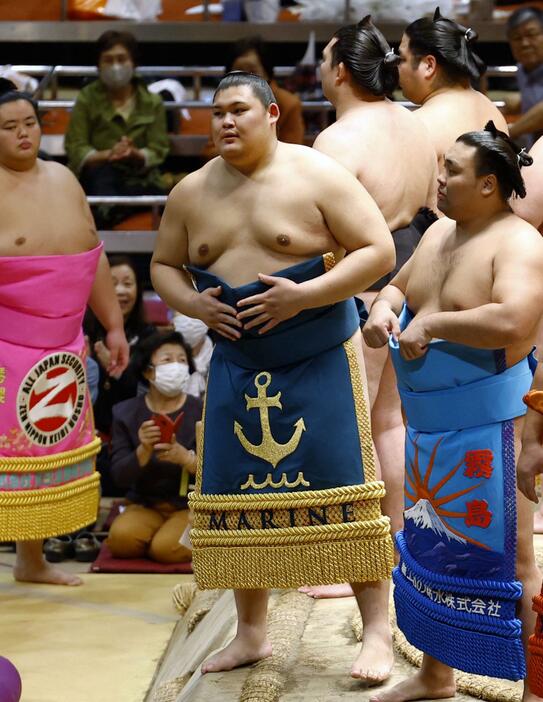 土俵入りする大関大の里（右手前から2人目）＝両国国技館