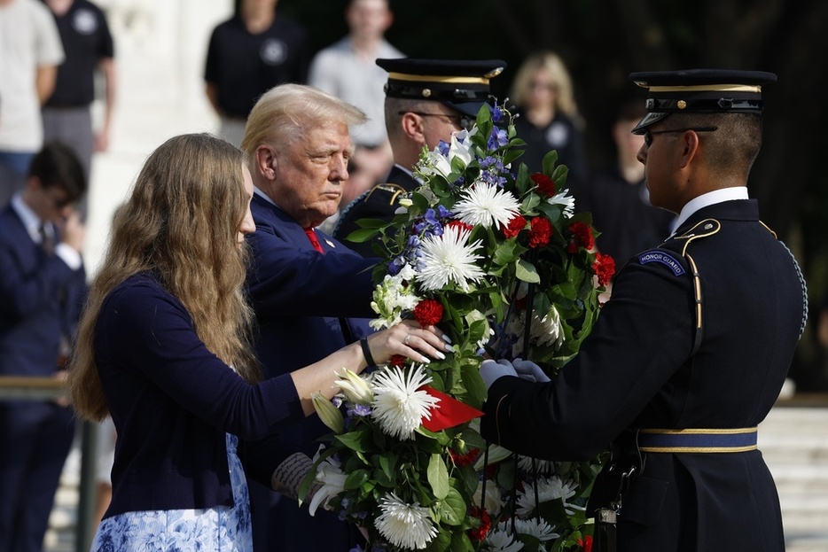 献花式に参列したトランプ前大統領（左から2人目）＝8月26日、バージニア州（ゲッティ＝共同）