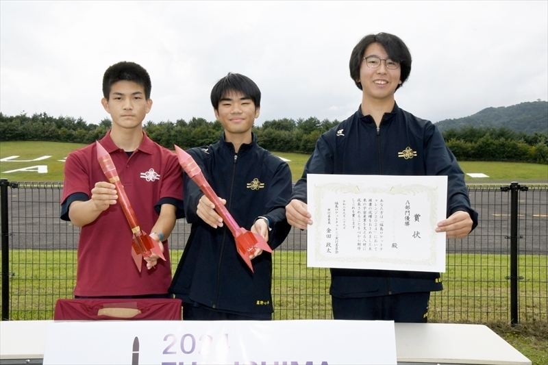 優勝し、全国大会出場を決めた「アストライオス」の（左から）新田さん、高野さん、渡辺さん