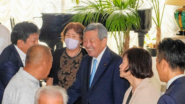 会合の来場者と握手を交わす自民党の林幹雄・元幹事長代理（中央）=2024年9月15日、千葉県銚子市犬吠埼、根岸敦生撮影