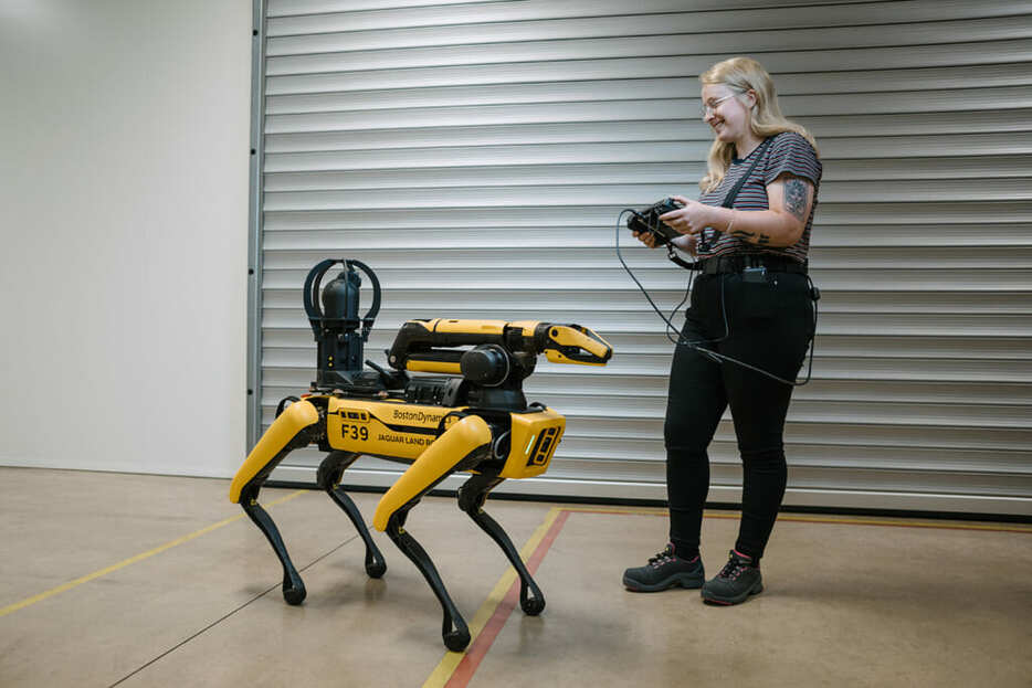 ジャガー・ランドローバーは、コベントリーのEV製造・テスト施設をパトロールする犬型ロボット「ROVER」を公開した。