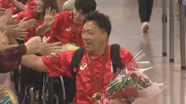 ファンとハイタッチをする池透暢選手