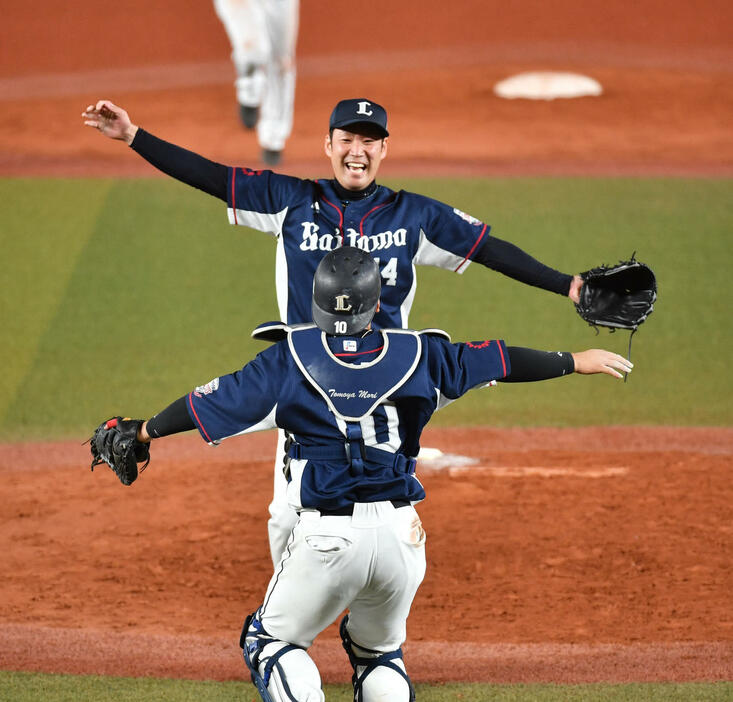 ロッテ対西武　優勝しバンザイする増田（2019年9月24日撮影）