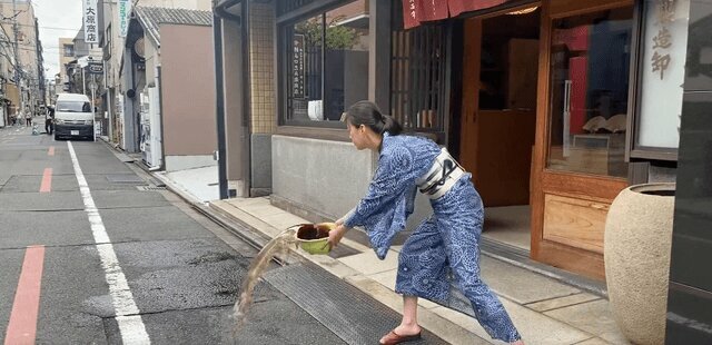 煮汁を豪快に撒く！