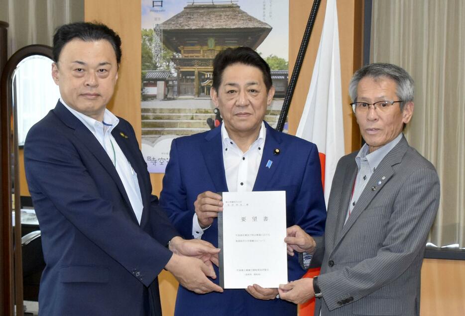 島根県の丸山達也知事（左）と同県隠岐の島町の池田高世偉町長（右）から要望書を受け取る松村領土問題相＝9日午前、内閣府