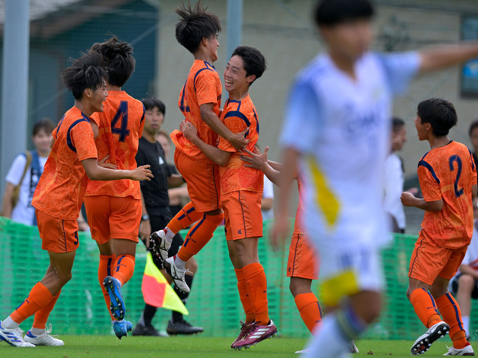 前半11分、愛媛県がMF仙波隼太郎(愛媛 U-15、中3)の先制点を喜ぶ(Koki NAGAHAMA/GEKISAKA)