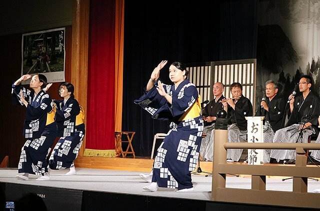 舞台競演会で「お小夜節」を届ける越中五箇山民謡保存会