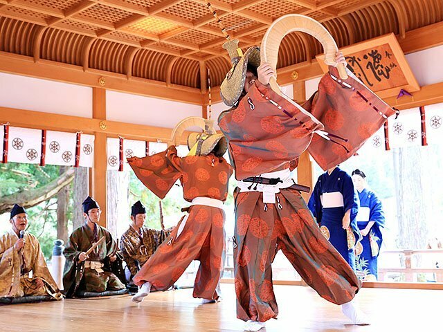 白山宮の舞殿でささらの音を響かせた奉納こきりこ踊り