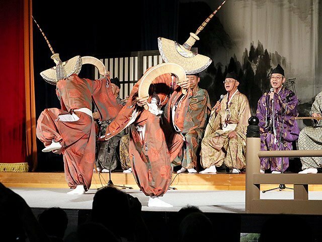 舞台競演会で「こきりこ」を披露する越中五箇山こきりこ唄保存会＝こきりこ館