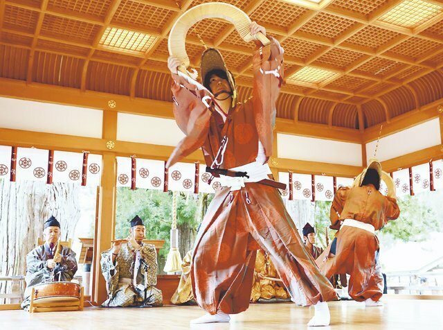 白山宮の舞殿でささらの音を響かせた奉納こきりこ踊り＝南砺市上梨