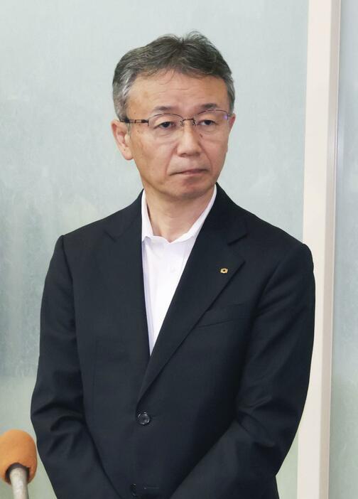 福井県の杉本達治知事と面談後、取材に応じる関西電力の森望社長＝5日午後、福井市