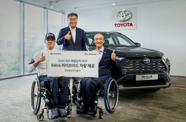 RAV4の前で記念撮影する（左から）パク・ジンホ選手、今山学社長、大韓障害者体育会の鄭鎮ワン（チョン・ジンワン）会長（韓国トヨタ提供）＝（聯合ニュース）≪転載・転用禁止≫