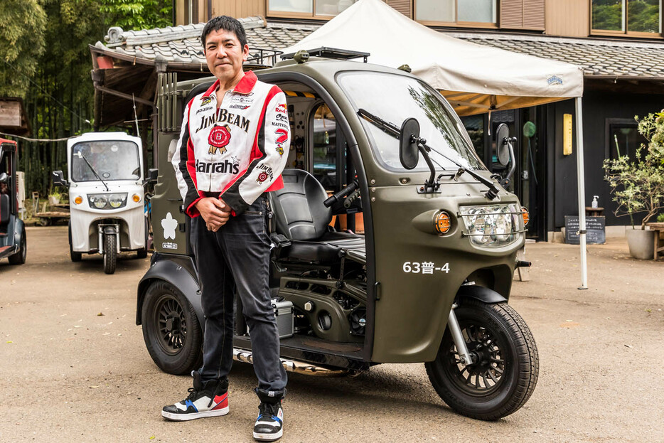 APトライクミーティングの発起人でもある杉原さんと、愛車の「自衛隊仕様」APトライク