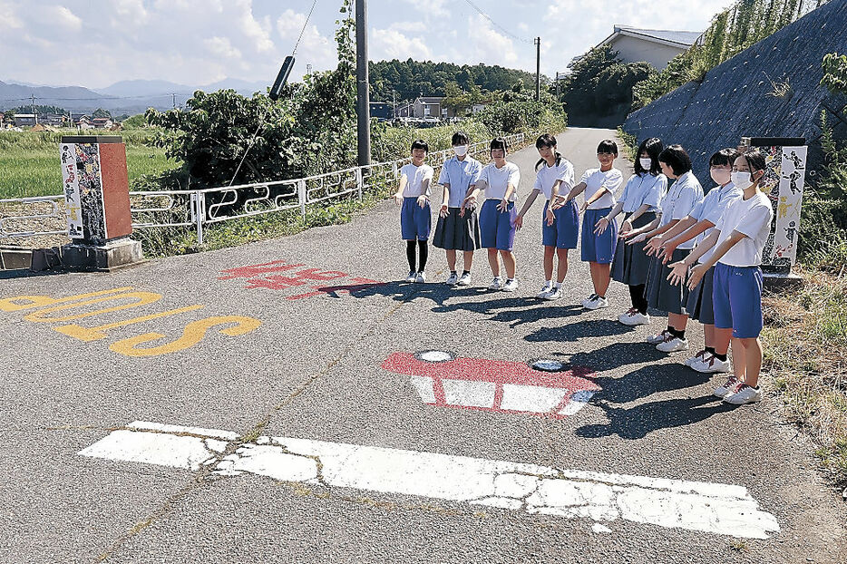 北門に完成した路面ペイント＝加賀市山代中