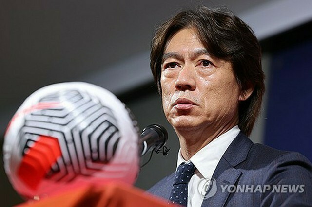 2026年サッカー・ワールドカップ（W杯）のアジア最終予選第3戦、第4戦に出場する選手を発表する洪明甫監督＝30日、ソウル（聯合ニュース）