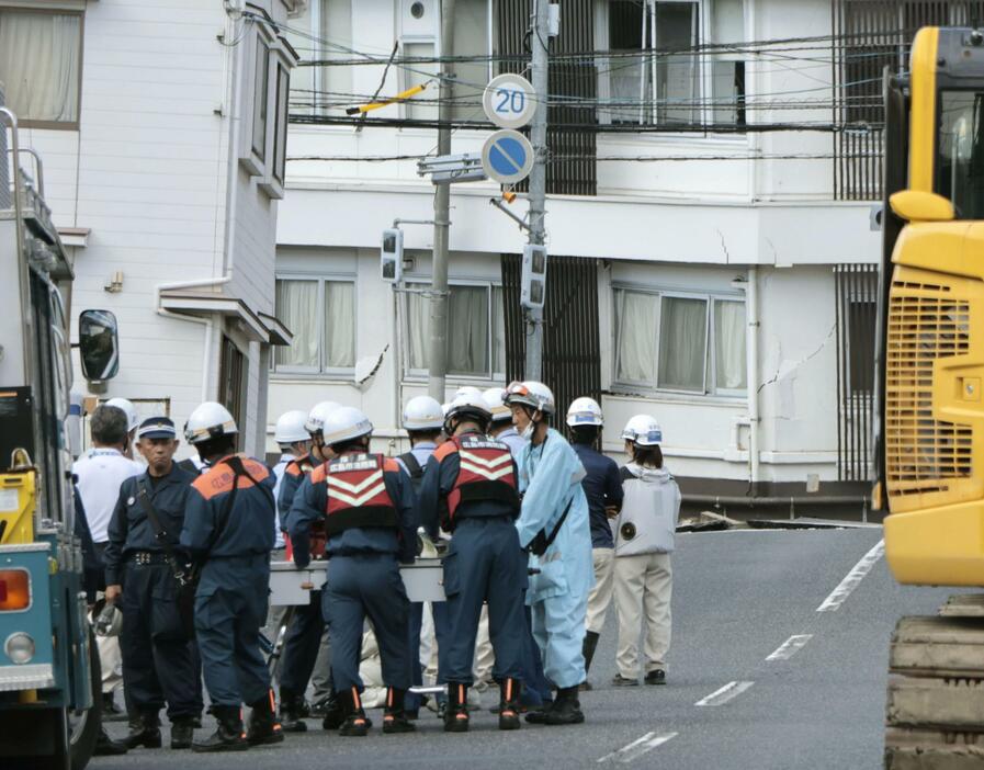 道路が陥没した広島市西区の現場付近＝26日正午ごろ