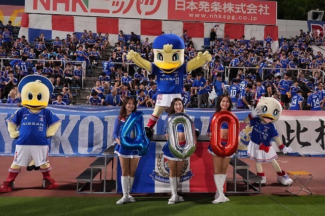 トリコロールマーメイズ（手前の３人）とともに会場を盛り上げるマリノス君（左）、マリノスケ（中央）、マリン（右）。（C）SOCCER DIGEST