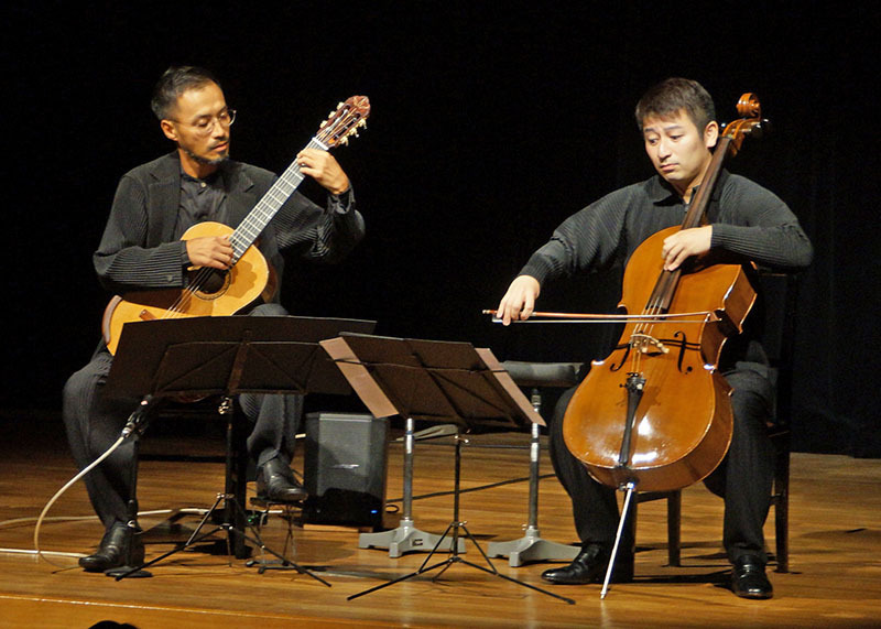 ジブリ映画の楽曲などで聴衆を楽しませた宮田さん（右）と大萩さん