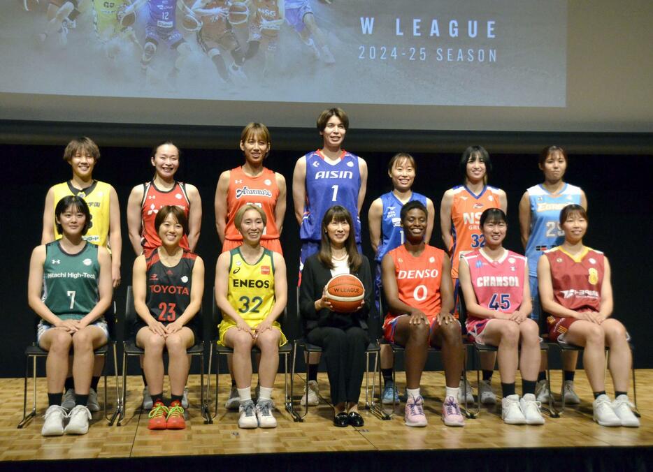 バスケットボール女子Wリーグの開幕前記者会見で撮影に応じる各チームの選手ら＝27日、東京都内