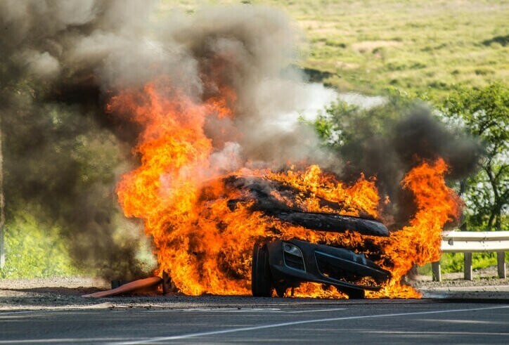 写真は車両火災のイメージだが、酷暑ニッポンでは全ドライバーに車両火災のリスクが迫っているという。それはいったい？