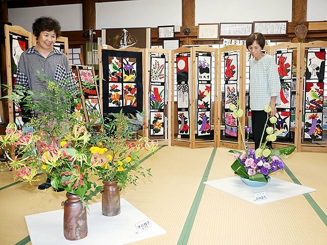 キルトで精巧に再現された花札や生け花が並ぶ会場＝南砺市藤橋の妙蓮寺