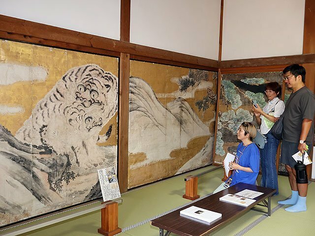 特別公開された「勅使御待ち受けの間」にある勇壮なトラのふすま絵＝井波別院瑞泉寺