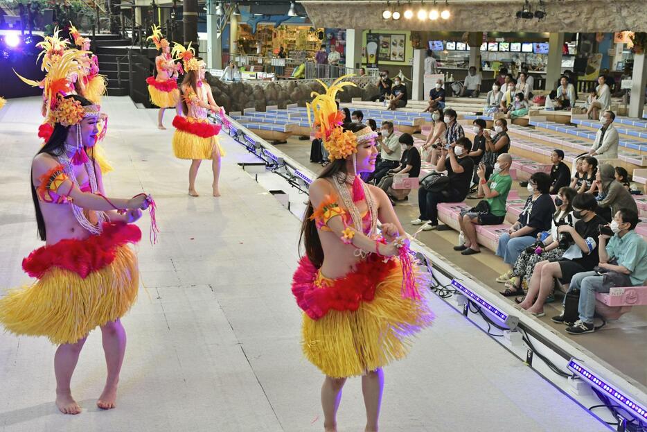 温泉施設スパリゾートハワイアンズで、ダンスを披露するフラガール＝2020年7月、福島県いわき市