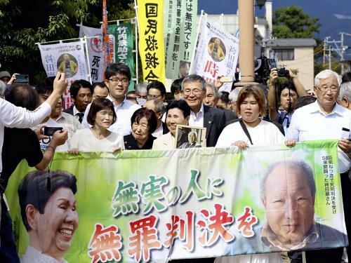 静岡地裁に入る袴田ひで子さんら（２６日、静岡市葵区で）