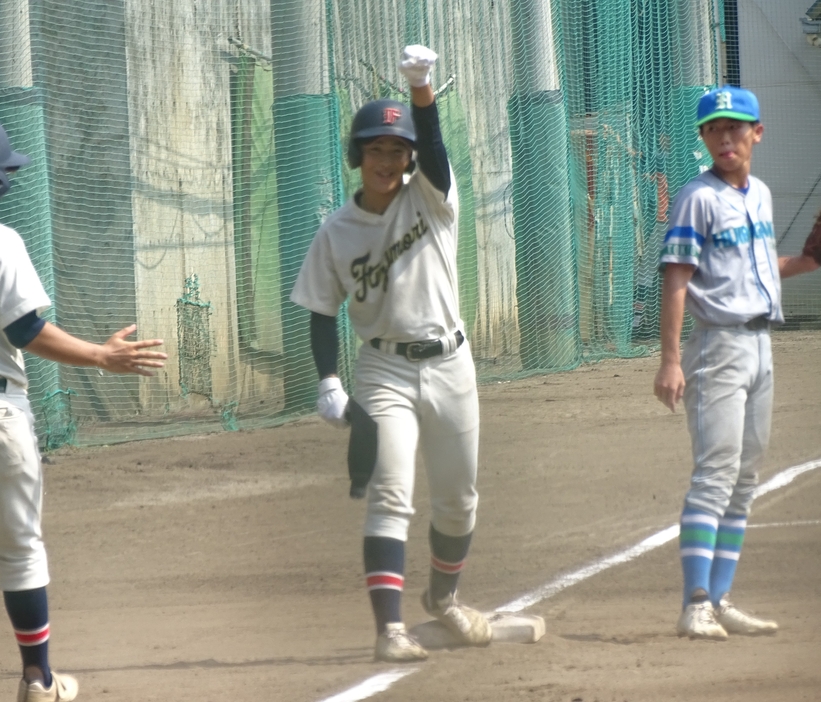 三塁打を放った富士森・神田陽大