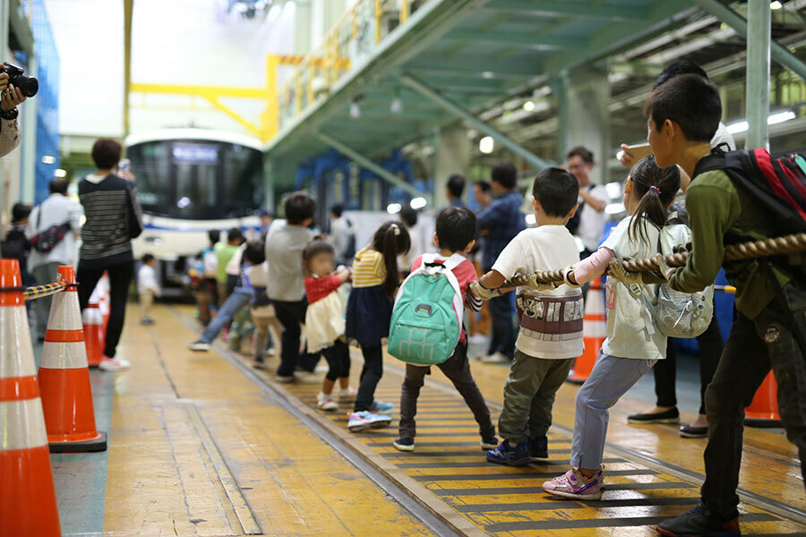 『電車と綱引き』過去開催の様子（写真提供：泉北高速鉄道）