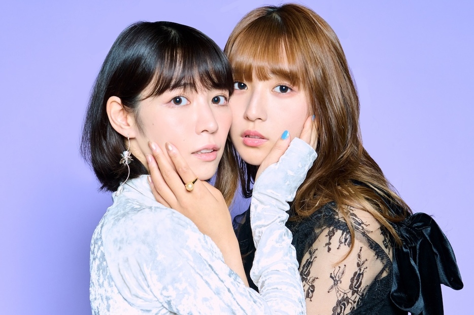 （左から）吉谷彩子、浅川梨奈（写真＝はぎひさこ）