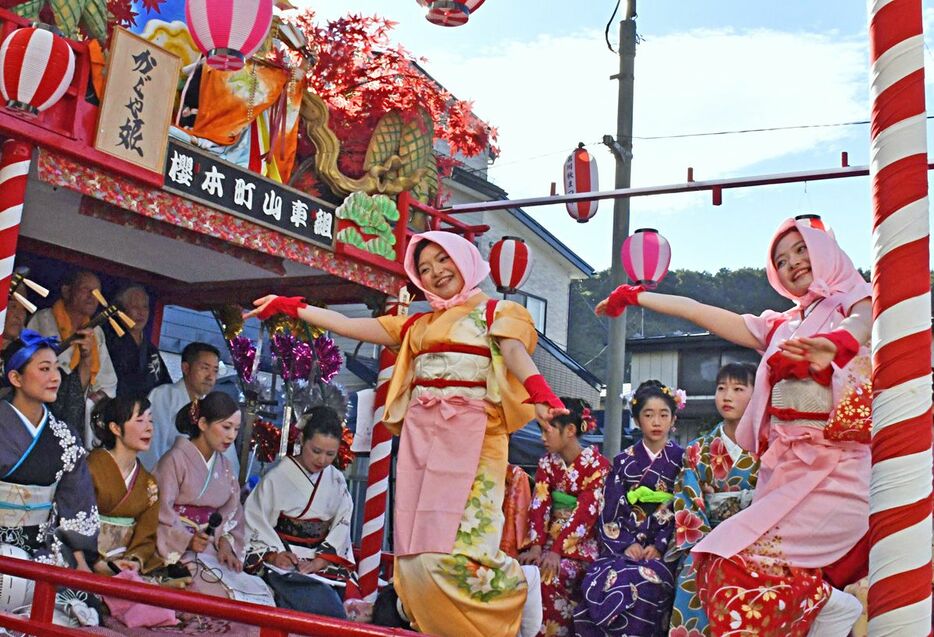 山車の上で優雅な手踊りを披露する子どもたち