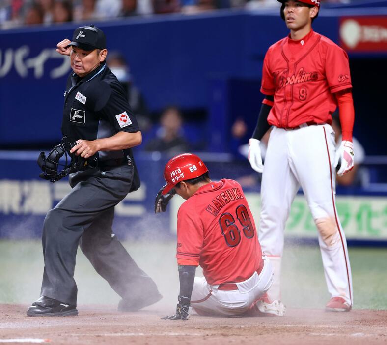 　８回、羽月は矢野の右前打で本塁を狙うもアウトになる（撮影・山口登）