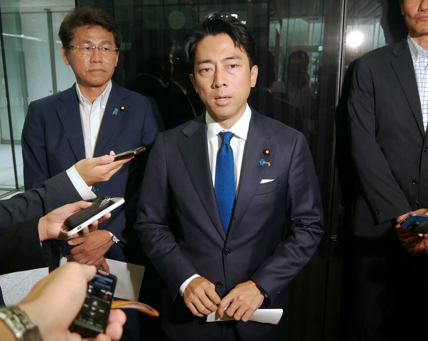 自民党総裁選に出馬する小泉進次郎元環境相（写真）は９日、東京都内で経団連の十倉雅和会長と会談した。小泉氏は選択的夫婦別姓制度を導入する法案を国会に提出し、成立を目指す考えを説明＝同日午前