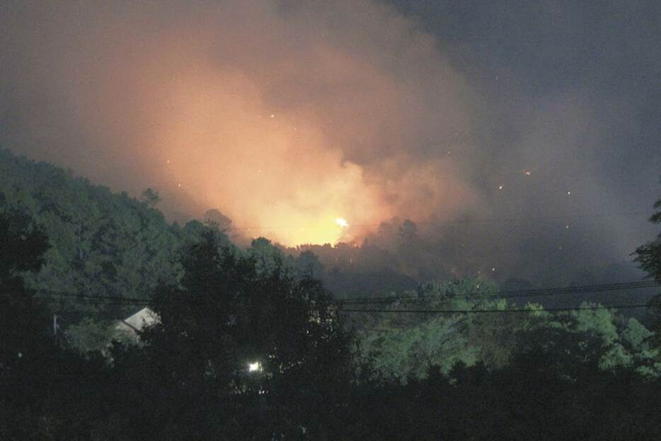 炎を上げて燃える山林＝20日午後8時ごろ、山口市名田島