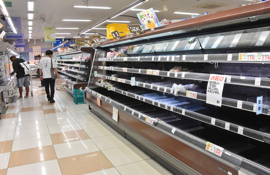 生鮮食品や乳製品の品薄状態が続く与論町内のスーパー＝18日、同町茶花