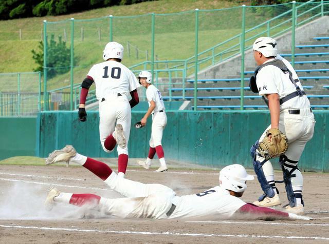 秋田商―能代松陽　秋田商は八回、鈴木のスクイズで細部が生還=2024年9月29日午後2時34分、さきがけ八橋、隈部康弘撮影