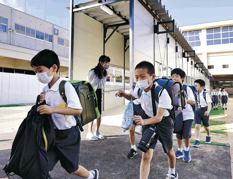 仮設校舎に登校する児童＝２６日午前８時、輪島市河井町