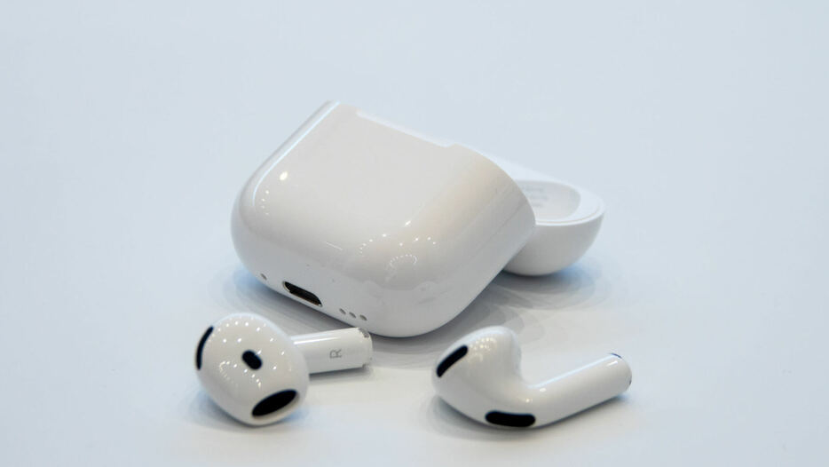 これまでアップルが作った中で最小の充電ケースを採用したAirPods 4。下に3つのスピーカーの穴があるのが「探す」機能に対応したANC対応モデル。非対応モデルは穴がない。 image by: Nobuyuki Hayashi