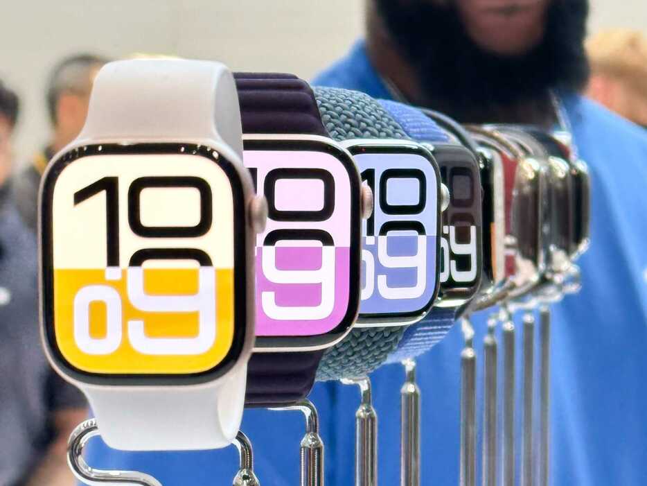 Apple Watch Series 10用に作られた新しい文字盤「フラックス」。Apple Watch Series 10で採用された広視野角のOLEDディスプレイは、節電表示時でも画面が頻繁に書き換えられる。それを利用して節電モード中でも1秒ごとに画面