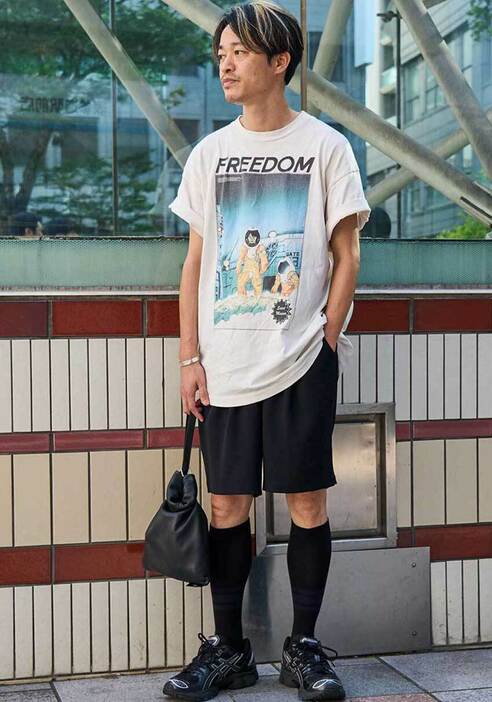 Tシャツ＝セントマイケル　スニーカー＝アシックス　バッグ＝イッチ