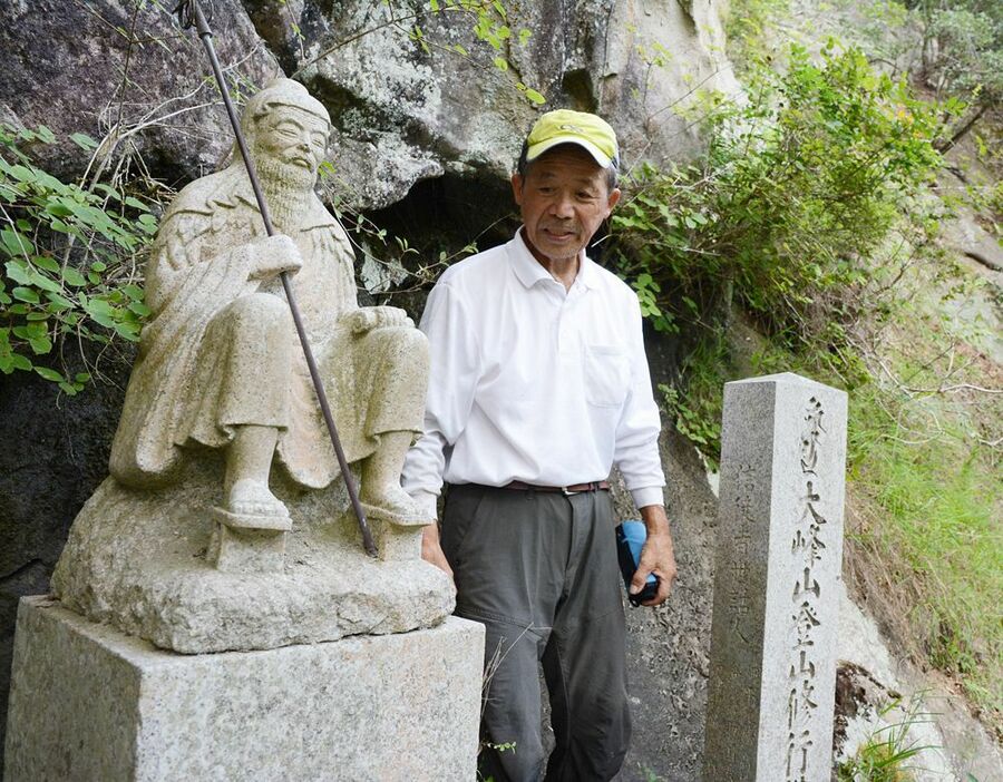 「大倉」の岩山に祭られる役行者の石像（左）＝和歌山県田辺市長野で